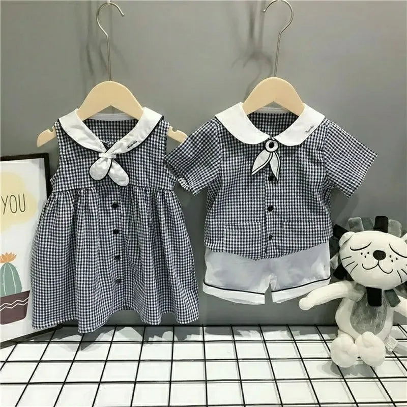 Conjunto de ropa de verano para hermanos estilo marinero sobre cuadros azules, niño y niña, Camisa en traje de dos piezas Vestido para niña