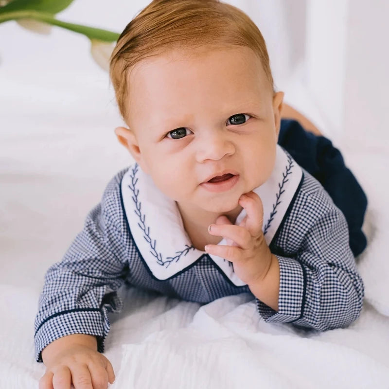 Mameluco increíblemente lindo, bombacho clásico con cuello bordado para bebés y niños pequeños, ropa infantil de boutique española, manga larga para otoño o invierno, algodón cuadrillé y mil rayas.