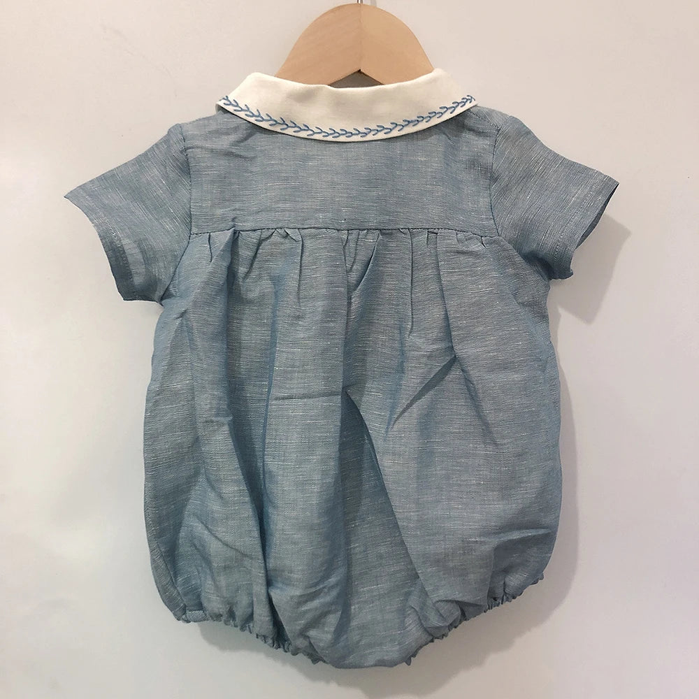 Maravilloso mameluco bordado a mano en punto smock estilo vintage, moda española de boutique para bebé y niño,  de manga corta en lino para el verano