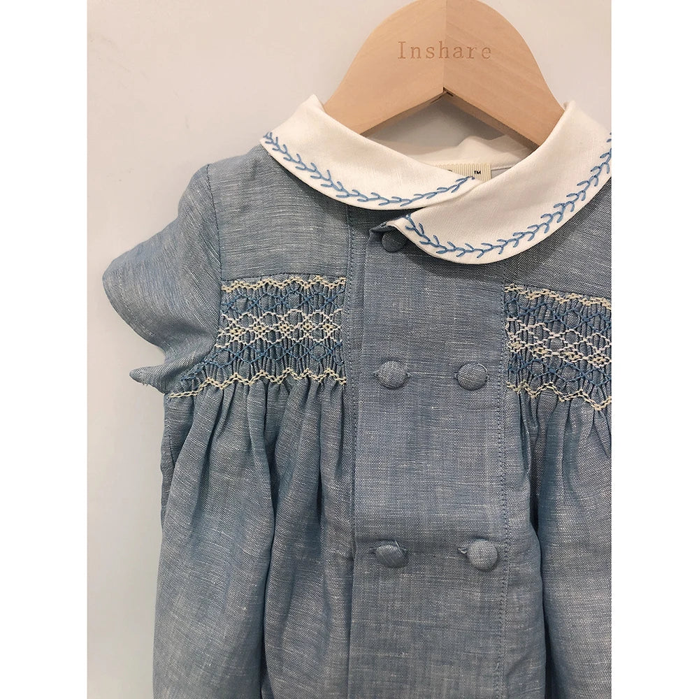 Maravilloso mameluco bordado a mano en punto smock estilo vintage, moda española de boutique para bebé y niño,  de manga corta en lino para el verano