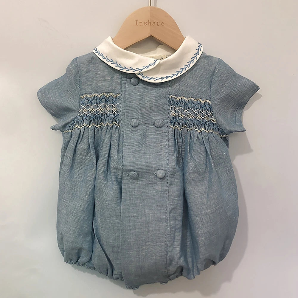 Maravilloso mameluco bordado a mano en punto smock estilo vintage, moda española de boutique para bebé y niño,  de manga corta en lino para el verano