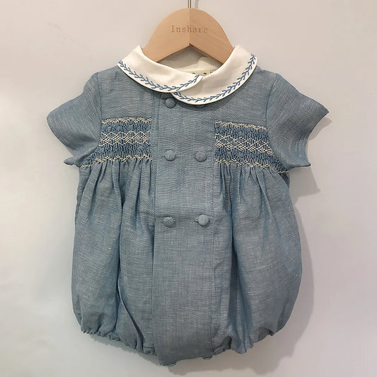 Maravilloso mameluco bordado a mano en punto smock estilo vintage, moda española de boutique para bebé y niño,  de manga corta en lino para el verano